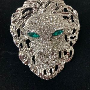 Men’s silver lion head necklace Cuban links. Hip hop